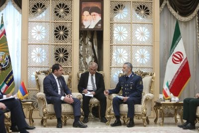 Amerika i Iran nastavljaju pregovore dok raste vojna napetost: duboke podele u Vašingtonu koče odluku o napadu