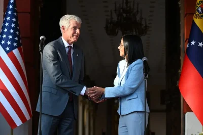 Trampov govor u Kongresu: teatar, frenetični aplauzi, otimačina predstavljena kao ekonomski uspeh i incidenti u sali