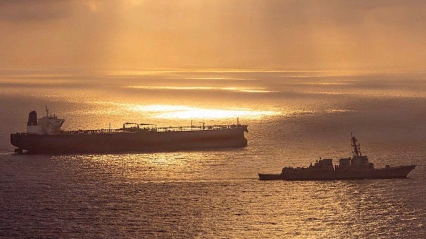 IRGC vojni brod u kontroli moreuza