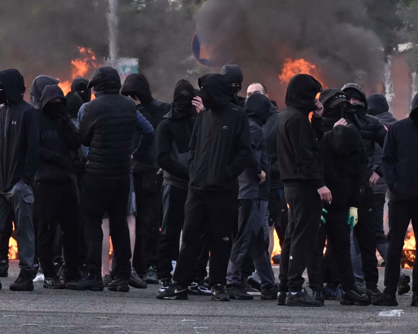 Severna Irska maskirana gomila nasilnika Charles McKuillan Getti Images Blefast i maskirana grupa nasilnika