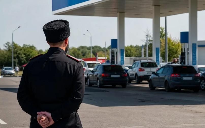 Kozaci regulišu red na pumpama