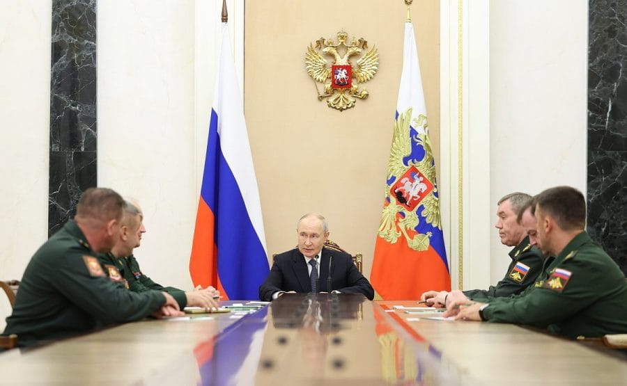 Putin sa vojnim vrhom