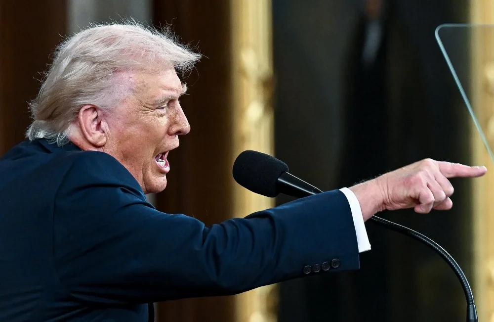 Tramp ljutito sa govornice naslovna Donald Tramp